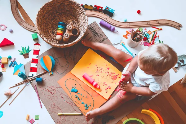 Дети рисуют и делают поделки. Детский сад или дошкольное образование . — стоковое фото