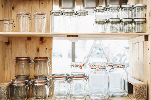 Herbruikbare glazen potten in afvalvrije winkel of plastic winkel — Stockfoto