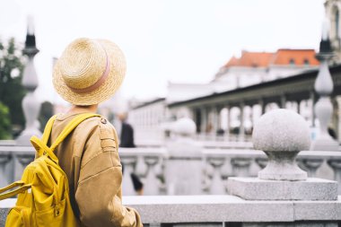 Ljubljana Old Town 'da sırt çantalı genç bir kız. Slovenya 'ya Seyahat