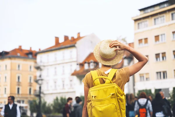 Młoda dziewczyna z plecakiem na Starym Mieście w Lublanie. Podróże Słowenia — Zdjęcie stockowe