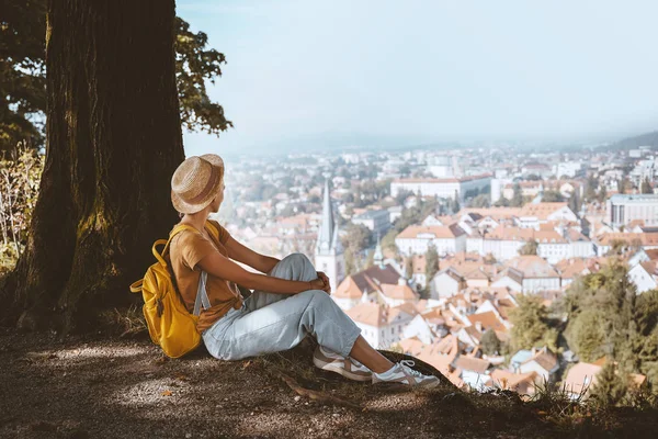 Молодая девушка с рюкзаком исследует Любляну. Словения — стоковое фото