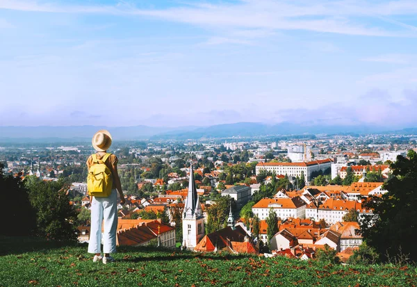 Chica joven con mochila explora Liubliana. Viajes Eslovenia — Foto de Stock