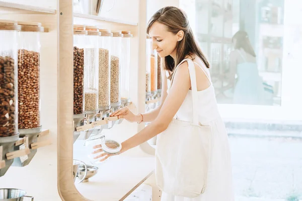 Fábrica de residuos cero. Chica comprando en tienda de comestibles libre de plástico sostenible —  Fotos de Stock