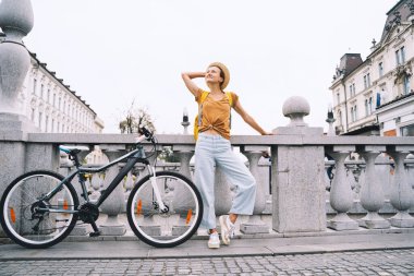 Ljubljana 'da bisiklet süren genç bir kız. Slovenya 'ya Seyahat