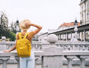 Ljubljana Old Town 'da sırt çantalı genç bir kız. Slovenya 'ya Seyahat