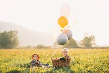 Doğayla oynayan küçük çocuklar. Aile açık havada