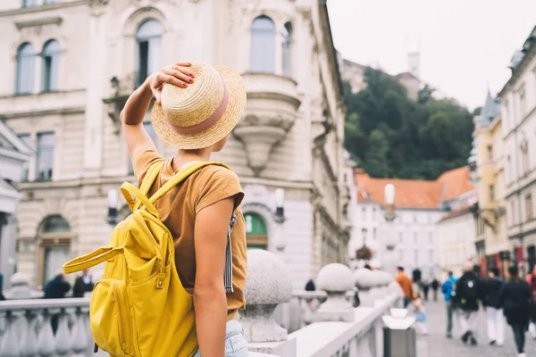 Menina com mochila em Ljubljana Cidade Velha. Viagem Eslovénia — Fotografia de Stock