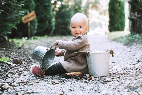 Pequeño niño jugando en la naturaleza. Familia al aire libre — Foto de Stock