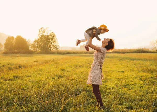 Moeder en baby buitenshuis. Familie op de natuur. — Stockfoto