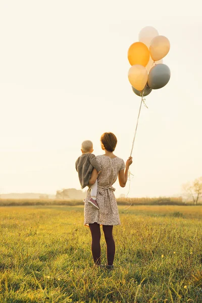 Mère et bébé dehors. Famille sur la nature . — Photo