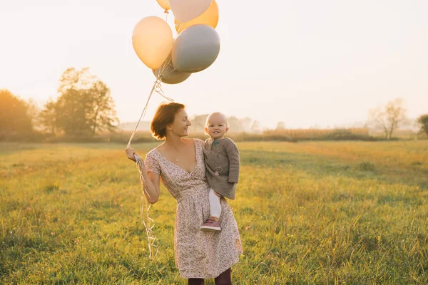 Moeder en baby buitenshuis. Familie op de natuur. — Stockfoto