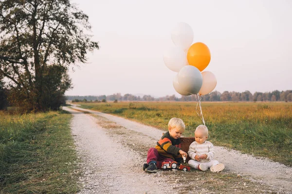 Kleine Kinder spielen in der Natur. Familie im Freien — Stockfoto