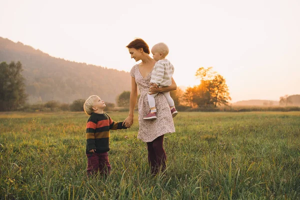 Familie van de natuur. Moeder met kinderen buiten. — Stockfoto
