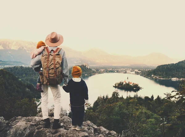 Viaje Eslovenia con niños. Viaje familiar a Europa. Vista sobre Bled Lake — Foto de Stock