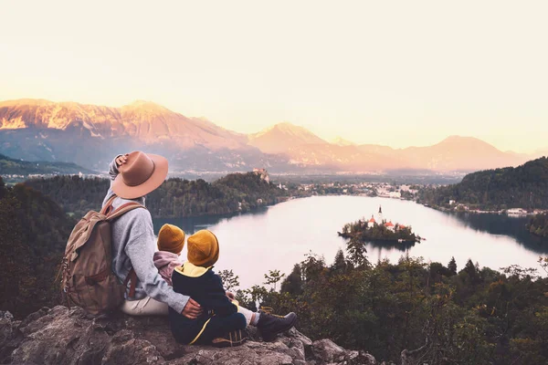Utazás Szlovéniába gyerekekkel. Családi utazás Európában. Kilátás a Bled-tóra — Stock Fotó