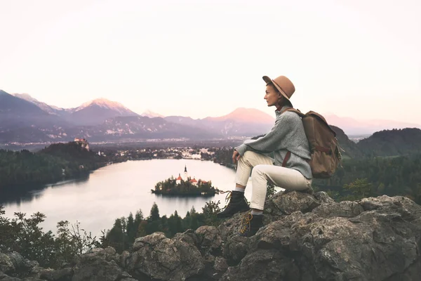 Vandrer kvinde udforske Bled Lake i Slovenien, Europa . - Stock-foto