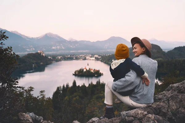 Çocuklarla Slovenya 'ya git. Aile Avrupa seyahati. Bled Gölü 'nde Görünüm — Stok fotoğraf