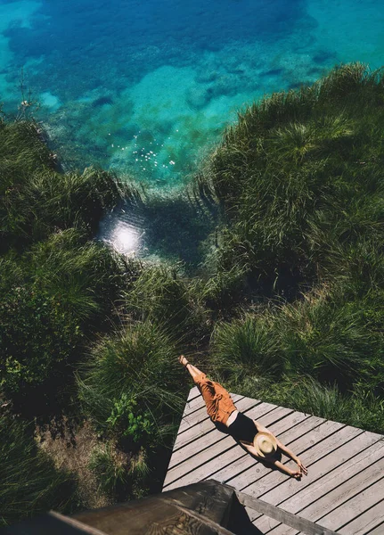 Frau, die die Freiheit in der Natur genießt. reisen slowenien europa — Stockfoto