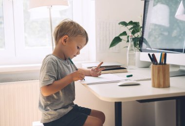 Anaokulu çocuğu bilgisayar teknolojisini erken gelişimde ya da evde eğlence sektöründe kullanıyor. Çocuklar evde eğitim ve uzak online eğitim. Çocuk masa başında çalışıyor ya da yaratıcılık yapıyor. Çocuklar çevrimiçi öğrenme.