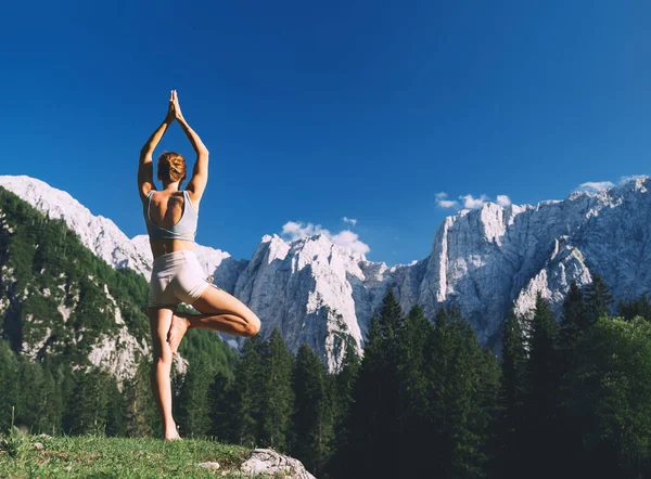 Hembra Practicando Yoga Sobre Naturaleza Mujer Joven Haciendo Yoga Las — Foto de Stock