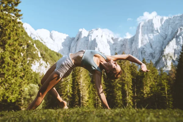 Hembra Practicando Yoga Sobre Naturaleza Mujer Joven Haciendo Yoga Las — Foto de Stock