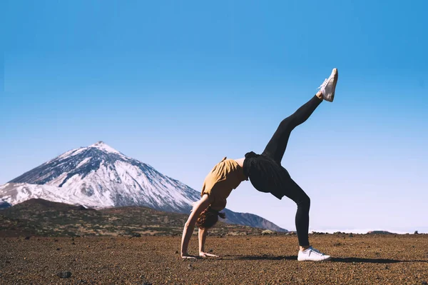 女人喜欢大自然做瑜伽的女性是以高山和天空的自然景观为背景的 泰迪山 特内里费火山 西班牙 欧洲旅游与健康生活方式形象 — 图库照片