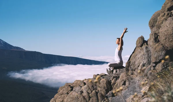 Mujer Disfrutando Naturaleza Mujer Haciendo Pose Yoga Sobre Fondo Paisaje — Foto de Stock