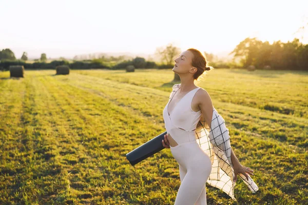 Afbeelding Van Yoga Inspiratie Natuur Jonge Vrouw Met Yoga Mat — Stockfoto