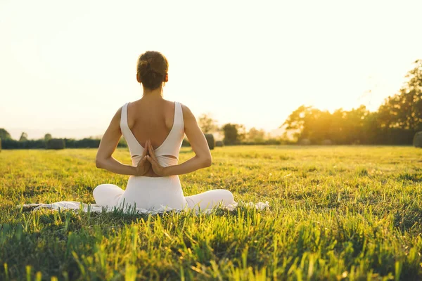 Mujer Joven Practicando Yoga Sobre Naturaleza Chica Meditando Aire Libre —  Fotos de Stock