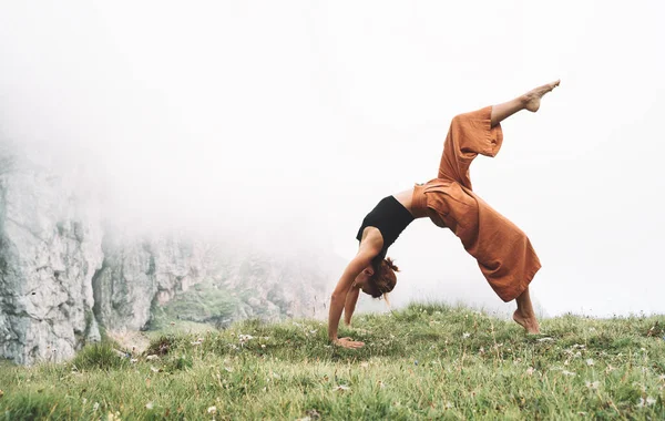 Femme Pratiquant Yoga Sur Nature Une Jeune Femme Qui Fait — Photo