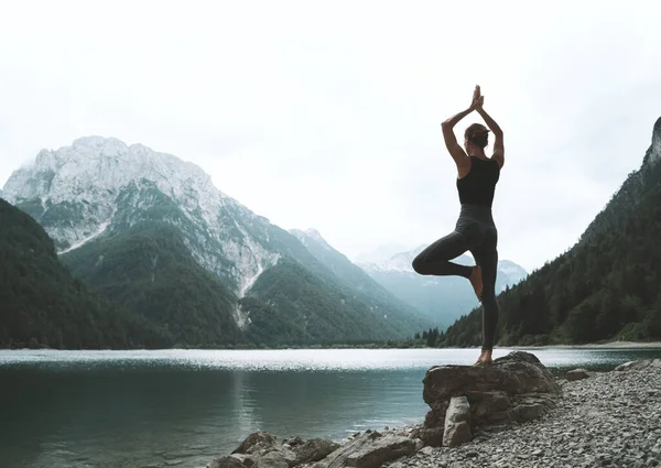 Jeune Femme Pratique Yoga Lac Montagne Fille Faisant Yoga Sur — Photo