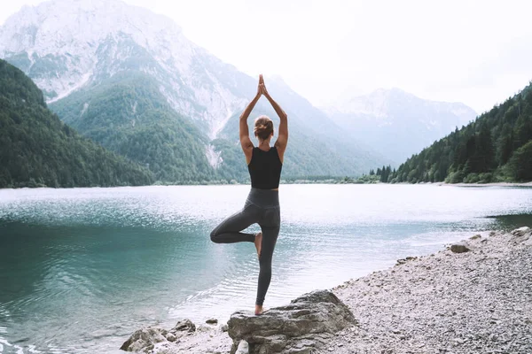 Jeune Femme Pratique Yoga Lac Montagne Fille Faisant Yoga Sur — Photo