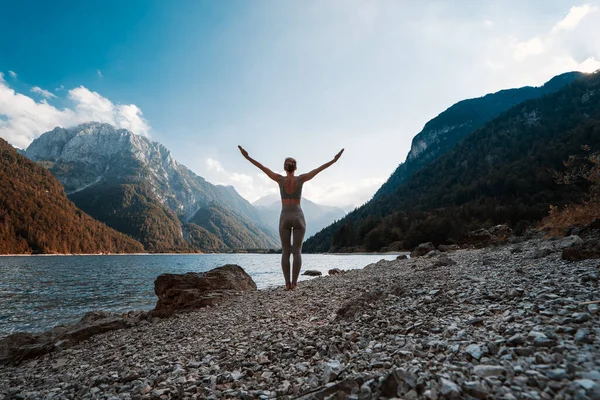 Mujer Joven Está Practicando Yoga Lago Montaña Chica Haciendo Yoga — Foto de Stock