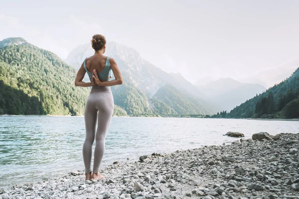 Молодая Женщина Занимается Йогой Горном Озере Девушка Занимается Йогой Природе — стоковое фото
