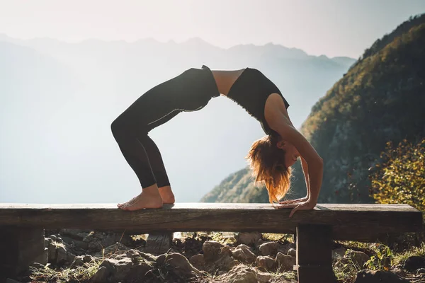 Hembra Practicando Yoga Sobre Naturaleza Mujer Joven Haciendo Yoga Las — Foto de Stock