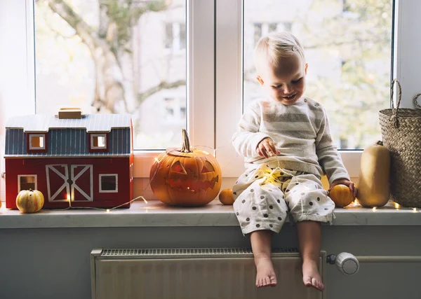 Familie Mit Kind Bereitet Sich Auf Halloween Vor Nettes Kleines — Stockfoto