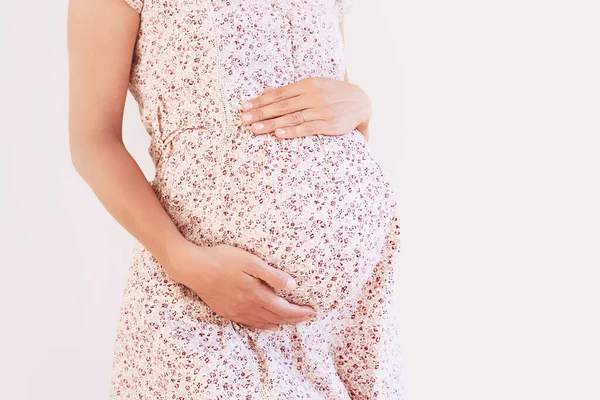 Mulher Grávida Bonita Vestido Mantém Mãos Barriga Fundo Branco Mãe — Fotografia de Stock