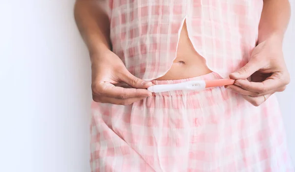 Jovem Segurando Teste Gravidez Com Resultado Positivo Mãos Perto Sua — Fotografia de Stock