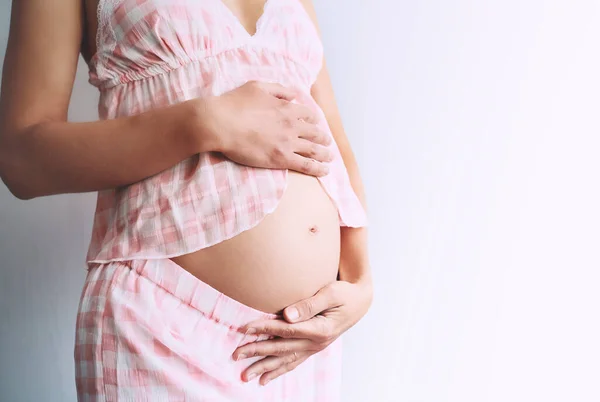 Jovem Grávida Casa Pijama Mantém Mãos Barriga Fundo Branco Mãe — Fotografia de Stock