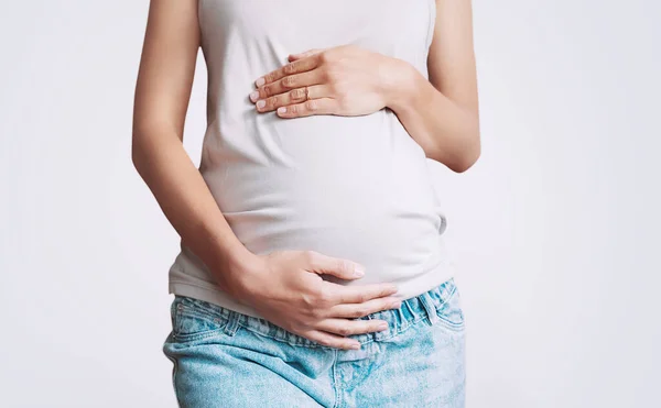 Mujer Embarazada Con Ropa Casual Toma Mano Vientre Sobre Fondo — Foto de Stock