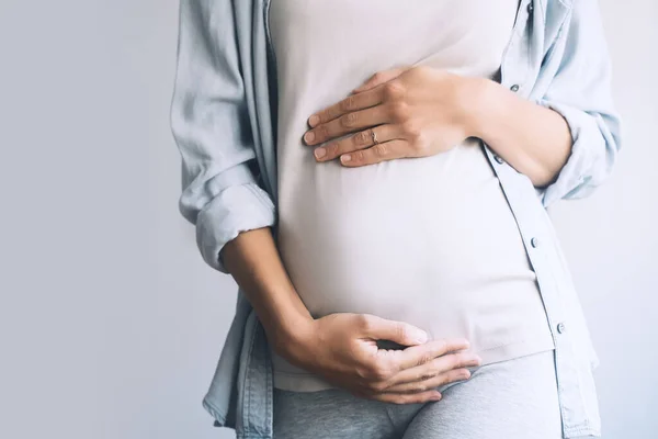 Zwangere Vrouw Houdt Handen Buik Een Witte Achtergrond Moeder Die — Stockfoto