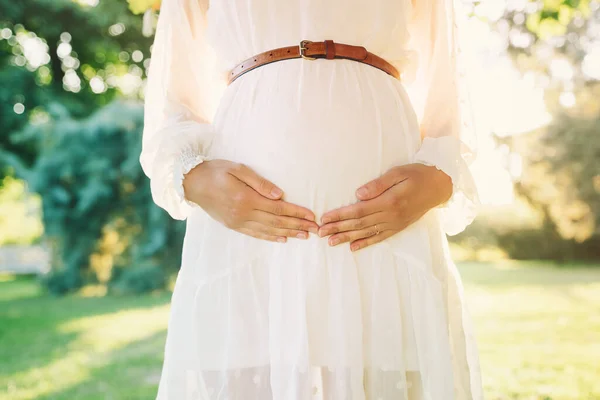 Junge Schwangere Frau Weißen Kleid Hält Die Hände Auf Ihrem — Stockfoto