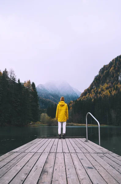 Menina Capa Chuva Amarela Olhando Para Lago Montanha Jezersko Viagem — Fotografia de Stock