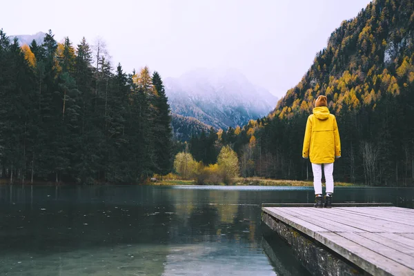 Девушка Жёлтом Плаще Смотрит Горное Озеро Езерско Путешествия Словению Осень — стоковое фото