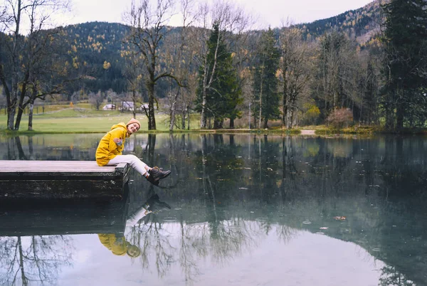 Девушка Жёлтом Плаще Смотрит Горное Озеро Езерско Путешествия Словению Осень — стоковое фото