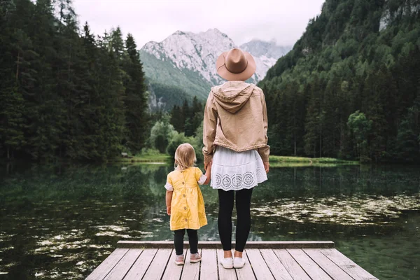 Madre Hija Juntas Naturaleza Familia Aire Libre Mujer Niña Pie — Foto de Stock