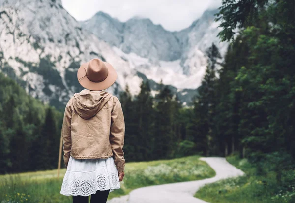 Mulher Bonita Está Estrada Olhando Para Montanhas Caminhante Menina Goza — Fotografia de Stock