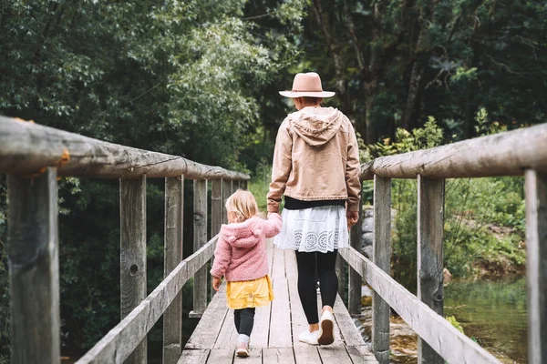 Madre Hija Juntas Naturaleza Hikers Familia Aire Libre Mujer Niña — Foto de Stock