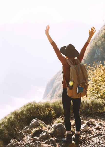 Escursionista Ragazza Con Zaino Rilassante Sulla Cima Della Montagna Donna — Foto Stock