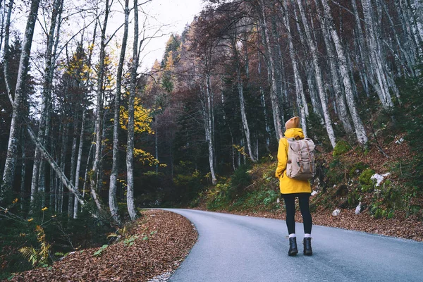 야외에서 노란색 비옷을 여성이었습니다 해피걸은 배낭을 도로를 가을에는 — 스톡 사진